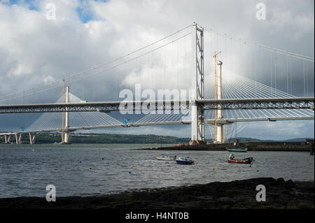 Le Forth Road Bridge et Queensferry Crossing durant la construction, North Queensferry, Fife, en Écosse. Banque D'Images