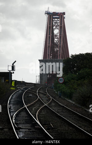 Le Forth Rail Bridge à partir de North Queensferry, Fife, en Écosse. Banque D'Images