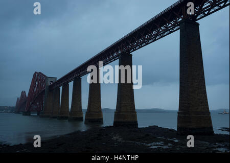 Le Forth Rail Bridge, South Queensferry, Fife, en Écosse. Banque D'Images