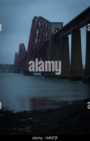 Le Forth Rail Bridge, South Queensferry, Fife, en Écosse. Banque D'Images