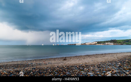 Storm brewing avec des nuages et de la pluie dans la baie Banque D'Images