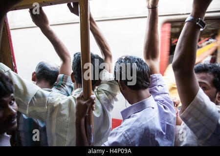 L'Inde,Indian,train,Asie,rail,transport,ferroviaire,Strap pendaison banlieusards,passagers, sur réseau express régional à la maison du travail le train. Mumbai, Bombay, Banque D'Images