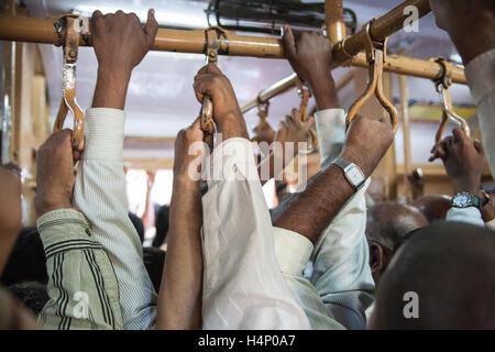 L'Inde,Indian,train,Asie,rail,transport,ferroviaire,Strap pendaison banlieusards,passagers, sur réseau express régional à la maison du travail le train. Mumbai, Bombay, Banque D'Images