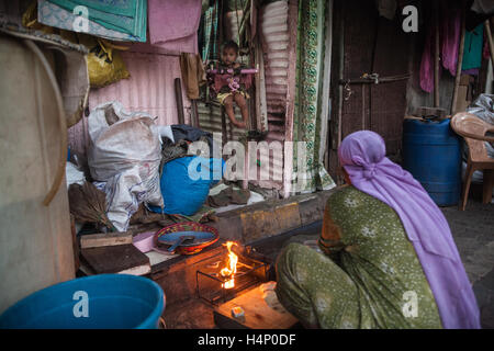 L'inégalité du patrimoine.Dharavi, le plus grand bidonville d'Asie au milieu de la capitale financière de Mumbai, Bombay, Maharashtra, Inde, Asie du Sud. Banque D'Images