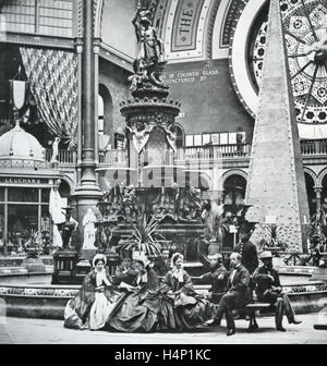 Salon international de Londres 1862 visiteurs par la Fontaine de majolique de repos dans l'Est de la coupole de l'exposition à Kensington Banque D'Images