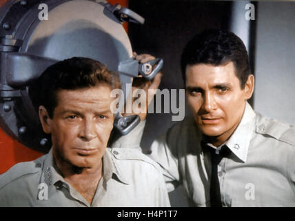 VOYAGE AU FOND DE LA MER ABC TV series 1964-1968 avec Richard Basehart à gauche et David Hedison dans un épisode 1965 Banque D'Images