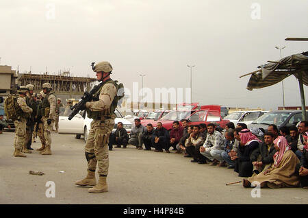 26 novembre 2004 soldats de l'armée américaine de 'Duce Four' lors d'une opération de recherche et De Questions à Mossoul, en Irak. Banque D'Images