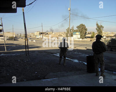 3 décembre 2004 soldats de l'armée américaine dans les rues de Mossoul, en Irak, regardez les ICV « Stryker » courir pour rejoindre la bataille avec les insurgés à l'avance. Banque D'Images