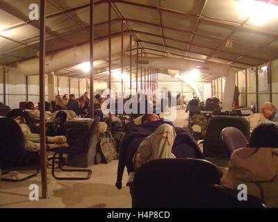 5 décembre 2004 les soldats de l'armée américaine prenez un peu de sommeil dans la tente des les «Lounge à l'aéroport international de Bagdad. Banque D'Images