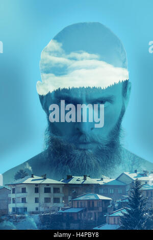 Hipster en colère barbu en double exposition image avec montagnes en arrière-plan Banque D'Images