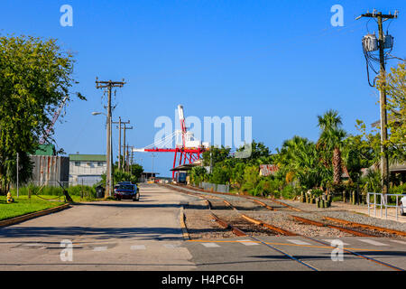 Grue géante voyage à la fin de la rue Front dans cette ville tranquille de Fernandina Beach City sur Amelia Island, Floride Banque D'Images