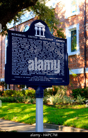 Trinity Memorial United Methodist Church signe sur Ashe Streett dans le quartier historique de Fernandina Beach City en Floride Banque D'Images