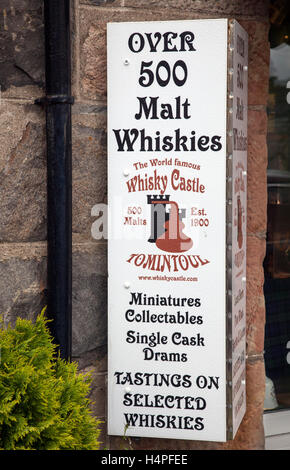 Château Scottish malt Whisky, whiskies à vendre, enseigne à Tomintoul, Speyside, Écosse, Royaume-Uni Banque D'Images