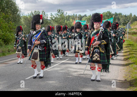 Les fiers marcheurs des Lonach Highlanders ; hommes écossais marchant, écosse, parade, vêtements, mars, musique, festival, gens, cornemuses, britannique, bande, grande-bretagne, cérémonie, costume, highland, kilt, musicien, plaid, uniforme, culture, robe, mode, highlander, costumes historiques aux jeux Lonarch Highland à Donside, Écosse, Royaume-Uni Banque D'Images