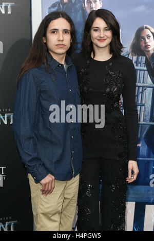 NEW YORK-MAR 14 : Xiuhtezcatl Tonatiuh (L) et Shailene Woodley assister à 'la série divergente : New York' Allegiant premiere dans l'AMC Loews Lincoln Square 13 Theatre le 14 mars 2016 dans la ville de New York. Banque D'Images