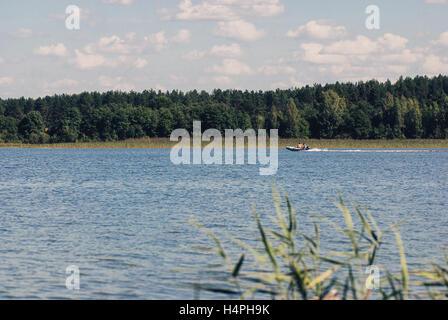 Lac et Forêt avec bateau de pêche au journée ensoleillée en Russie. Locations Banque D'Images