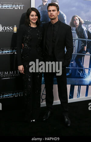 NEW YORK-MAR 14 acteurs : Shailene Woodley (L) et Theo James assister à 'la série divergente : New York' Allegiant premiere dans l'AMC Loews Lincoln Square 13 Theatre le 14 mars 2016 dans la ville de New York. Banque D'Images