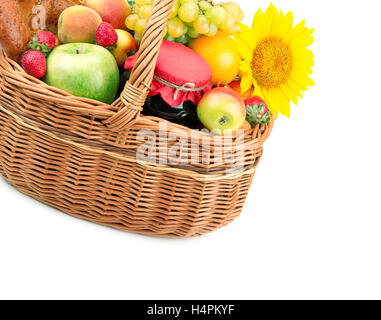 Panier avec de la nourriture isolé sur fond blanc Banque D'Images