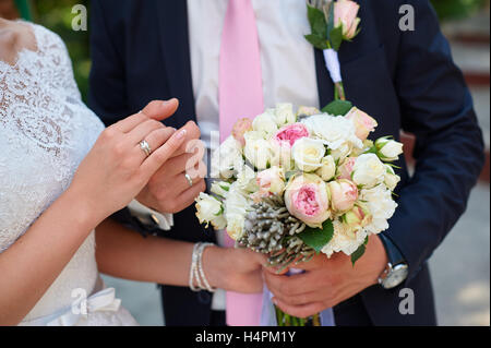 Bride and Groom holding hands in jour de mariage Banque D'Images