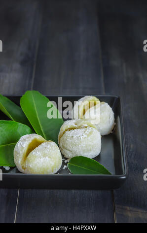 Daifuku Mochi Japanese dessert sur assiette sur fond de bois Banque D'Images