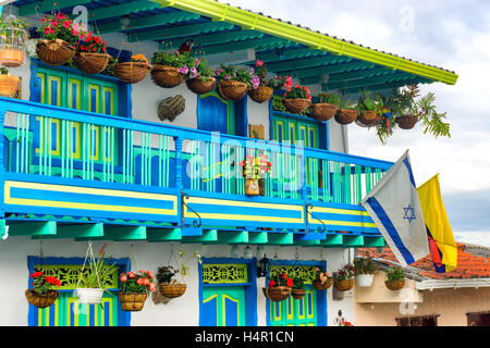 Architecture colorée et de fleurs avec des drapeaux israéliens et colombien dans le Salento, Colombie Banque D'Images