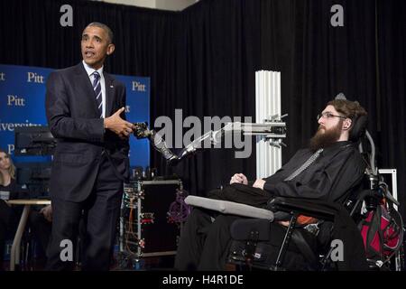 Président américain Barack Obama fist-bosses le bras robotique de Nathan Copeland pendant la Conférence frontières la Maison Blanche à l'Université Carnegie Mellon, 13 octobre 2016 à Pittsburgh, Pennsylvanie. Banque D'Images