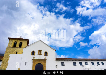 Église coloniale blanc sur la Plaza Mayor à Villa de Leyva, Colombie Banque D'Images