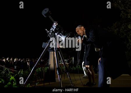 Président américain Barack Obama regarde la lune à travers un télescope en parlant avec Sofy étudiant Alvarez Bareiro durant la nuit de l'astronomie la Maison Blanche à la Maison Blanche, le 19 octobre 2015 à Washington, DC. Banque D'Images