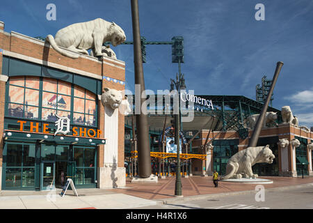 Des statues d'entrée TIGER (©2000) MICHAEL KEROPIAN COMERICA PARK BASEBALL STADIUM DOWNTOWN DETROIT MICHIGAN USA Banque D'Images