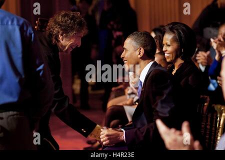 Singer Bob Dylan tend la main pour remercier le président américain Barack Obama et la Première Dame Michelle Obama à la suite de sa performance au cours de la 'en performance à la maison blanche : une célébration de la musique du mouvement des droits civils" concert à l'East Room de la Maison Blanche le 9 février 2010 à Washington, DC. Banque D'Images