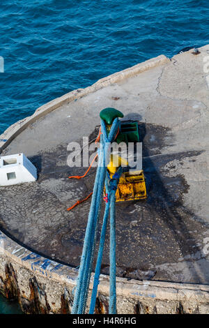 Cordes bleu liée à des bornes sur les piliers de béton Banque D'Images