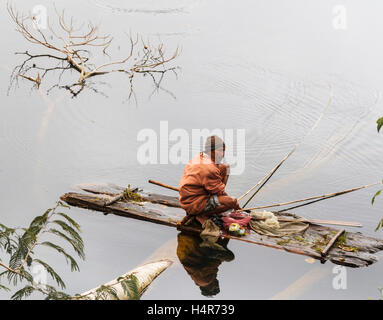 Pêche à l'homme dans un lac. Banque D'Images