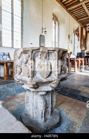 Beaux fonts baptismaux sculptés à St Andrew's Church, Walberswick, Suffolk District côtier, Suffolk, East Anglia, Royaume-Uni Banque D'Images