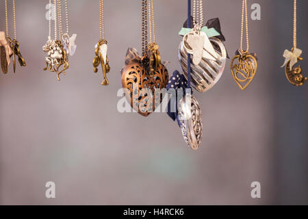 Ensemble de forme différente pendentifs en métal, forme de coeur Banque D'Images