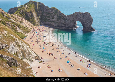 Durdle door plage près de crique de Lulworth, dans le Dorset England Royaume-Uni UK Banque D'Images