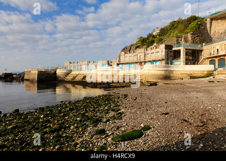 Plage, mer, des mesures de défense et de vestiaires sur le côté est de Tinside lido sur Plymouth Hoe, Devon, UK Banque D'Images