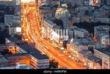 Vue de dessus sur une grande rue du centre de Moscou avec une circulation intense dans la soirée Banque D'Images