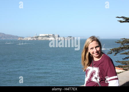 Un touriste à l'île d'Alcatraz portant un cavalier de style américain Banque D'Images