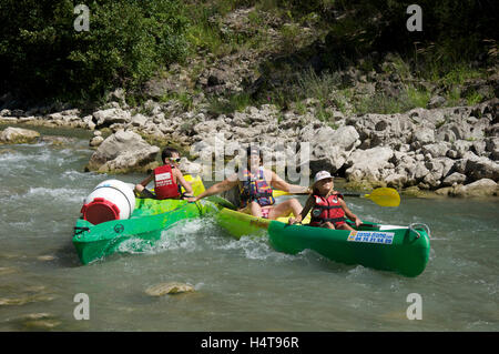 Le tourisme, les loisirs. Une mère et ses deux enfants, Messing sur en canoë, de sortir de la commande vers le bas les eaux turbulentes de la Drôme. La France. Banque D'Images