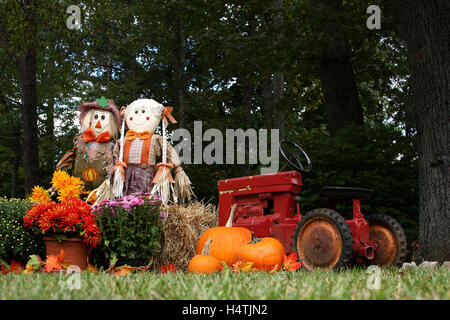 Décoration automne en plein air avec les épouvantails et les citrouilles Banque D'Images