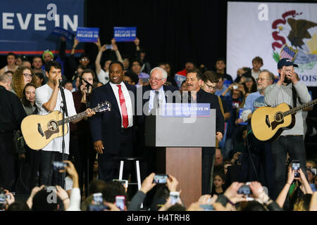 (L-R) Ezra Koenig de Vampire Weekend, Jonathan Jackson, le sénateur Bernie Sanders et Chuy Jésus Garcia sur scène lors d'une future de croire en rallye à l'Argo Community High School District 217 Le 11 mars 2016 dans l'Illinois, du Sommet Banque D'Images