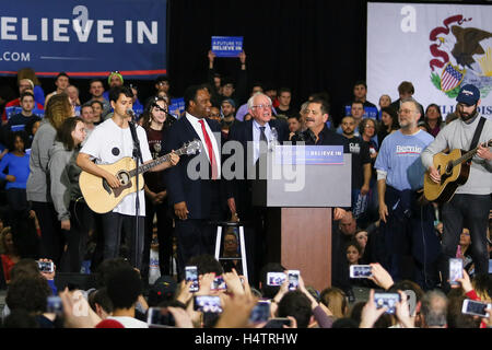 (L-R) Ezra Koenig de Vampire Weekend, Jonathan Jackson, le sénateur Bernie Sanders et Chuy Jésus Garcia sur scène lors d'une future de croire en rallye à l'Argo Community High School District 217 Le 11 mars 2016 dans l'Illinois, du Sommet Banque D'Images