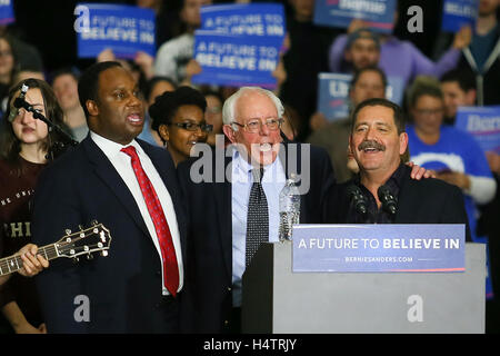 (L-R) Jonathan Jackson, le sénateur Bernie Sanders et Chuy Jésus Garcia sur scène lors d'une future de croire en rallye à l'Argo Community High School District 217 Le 11 mars 2016 dans l'Illinois, du Sommet Banque D'Images