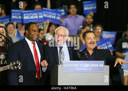 (L-R) Jonathan Jackson, le sénateur Bernie Sanders et Chuy Jésus Garcia sur scène lors d'une future de croire en rallye à l'Argo Community High School District 217 Le 11 mars 2016 dans l'Illinois, du Sommet Banque D'Images