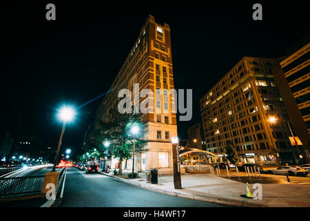 Bâtiments à Dupont Circle, dans la nuit, à Washington, DC. Banque D'Images