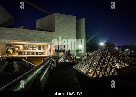 Pyramides de verre et de l'immeuble est de la National Gallery of Art la nuit, Washington, DC. Banque D'Images