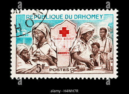 Timbre du Dahomey représentant les infirmières avec les patients, la Croix Rouge et de la carte. Banque D'Images