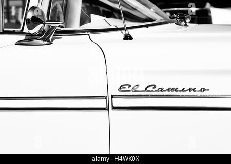 1959 Chevrolet El Camino. Chevy. Voiture américaine classique. Noir et blanc. Abstract Banque D'Images