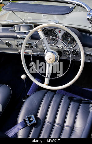 1961 Mercedes Benz 190SL Sports Tourer de planche de bord et du volant d'intérieur Banque D'Images