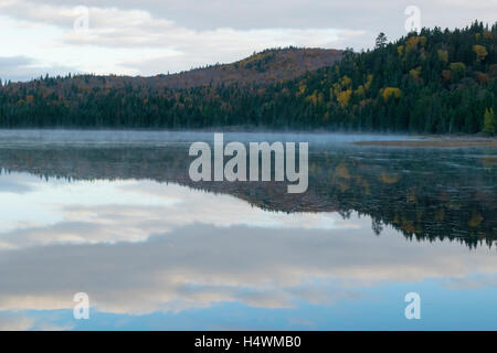 Brume matinale passant d'un lac des Laurentides à l'automne. Banque D'Images